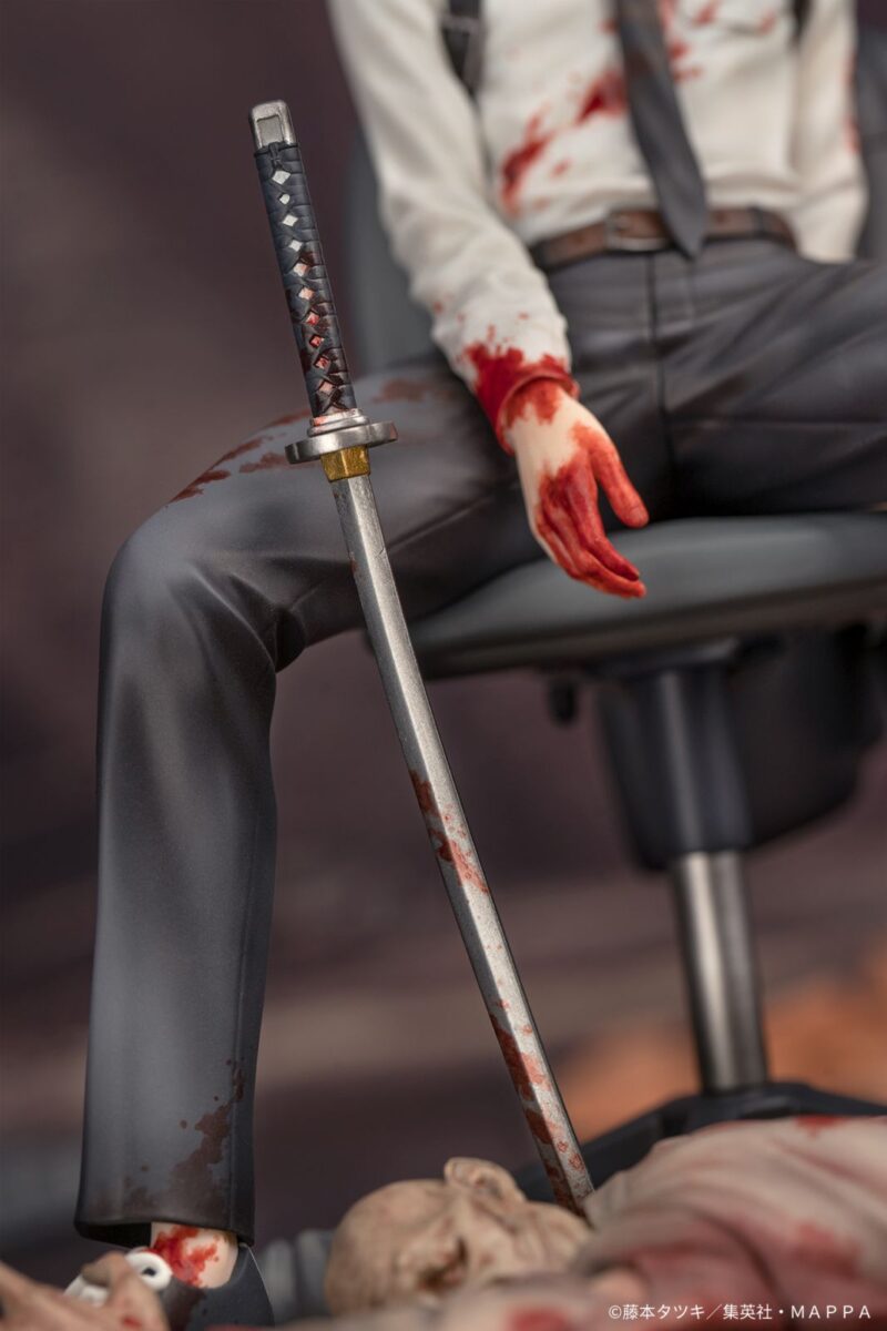 Vue 3/4 de face à mi-distance de la figurine d'Aki Hayakawa de Chainsaw Man en chemise blanche tachée de rouge, tenant un katana.