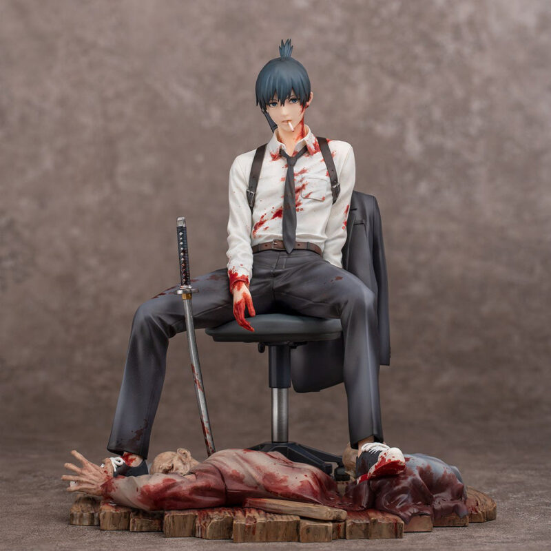 Vue de face avec plan rapproché moyen de la figurine d'Aki Hayakawa de Chainsaw Man, assis, en chemise blanche tachée de sang, tenant un katana à côté.