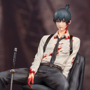 Vue 3/4 de face à mi-distance de la figurine d'Aki Hayakawa de Chainsaw Man en chemise blanche tachée de sang, tenant un katana.