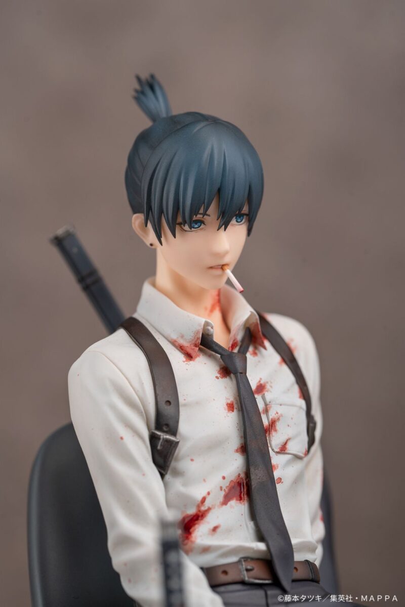 Vue 3/4 de face à mi-distance de la figurine d'Aki Hayakawa de Chainsaw Man, en chemise blanche tachée de rouge, tenant une cigarette, avec une épée dans le dos.