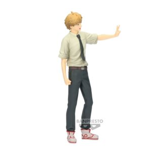 Vue 3/4 de face à mi-distance de la figurine de Denji de Chainsaw Man en chemise beige, faisant un signe de paix.