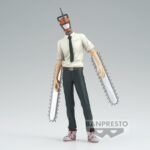 Vue 3/4 de face en plan complet de la figurine de Denji de Chainsaw Man, en chemise blanche et cravate noire, avec tête et bras tronçonneuses.