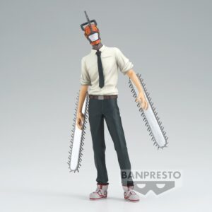 Vue 3/4 de face en plan complet de la figurine de Denji de Chainsaw Man, en chemise blanche et cravate noire, avec tête et bras tronçonneuses.