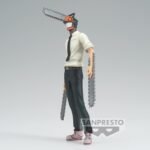 Vue 3/4 de face à mi-distance de la figurine de Denji en forme de Chainsaw Man de Chainsaw Man, en chemise blanche et cravate noire, avec des tronçonneuses sur les bras et la tête.