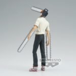 Vue 3/4 de dos en plein corps de la figurine de Denji de Chainsaw Man en chemise crème avec manches retroussées, avec des tronçonneuses sortant de ses bras et de sa tête.