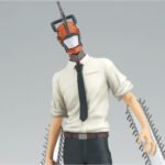 Vue 3/4 de face à mi-distance de la figurine de Denji de Chainsaw Man en tenue décontractée avec une tronçonneuse sur la tête.