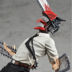 Vue 3/4 de face à mi-distance de la figurine de Denji de Chainsaw Man en chemise blanche avec cravate noire, affichant des tronçonneuses.