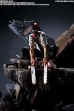 Vue 3/4 de face à mi-distance de la figurine de Denji de Chainsaw Man en tenue décontractée, tenant deux tronçonneuses ensanglantées.