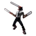 Vue 3/4 de face en plan moyen de la figurine S.H. Figuarts de Denji de Chainsaw Man en chemise blanche, brandissant des tronçonneuses.