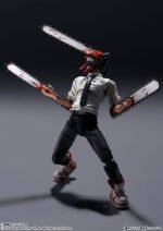 Vue 3/4 arrière à mi-distance de la figurine articulée de Chainsaw Man de Chainsaw Man en chemise blanche et cravate noire, avec des bras en tronçonneuses.