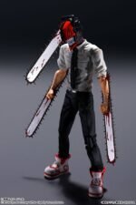 Vue 3/4 de face à mi-distance de la figurine articulée de Denji de Chainsaw Man en chemise blanche, avec des lames de tronçonneuse.