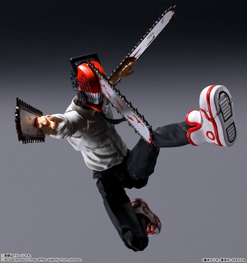 Vue dynamique à mi-distance de la figurine de Denji de Chainsaw Man en chemise blanche, avec un casque de tronçonneuse et lames.