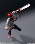 Vue dynamique à mi-distance de la figurine de Denji de Chainsaw Man en chemise blanche, avec des bras et une tête de tronçonneuse.