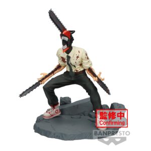 Vue 3/4 de face à mi-distance de la figurine de Denji de Chainsaw Man, en chemise blanche tachée de sang, avec des tronçonneuses sur la tête et les bras.