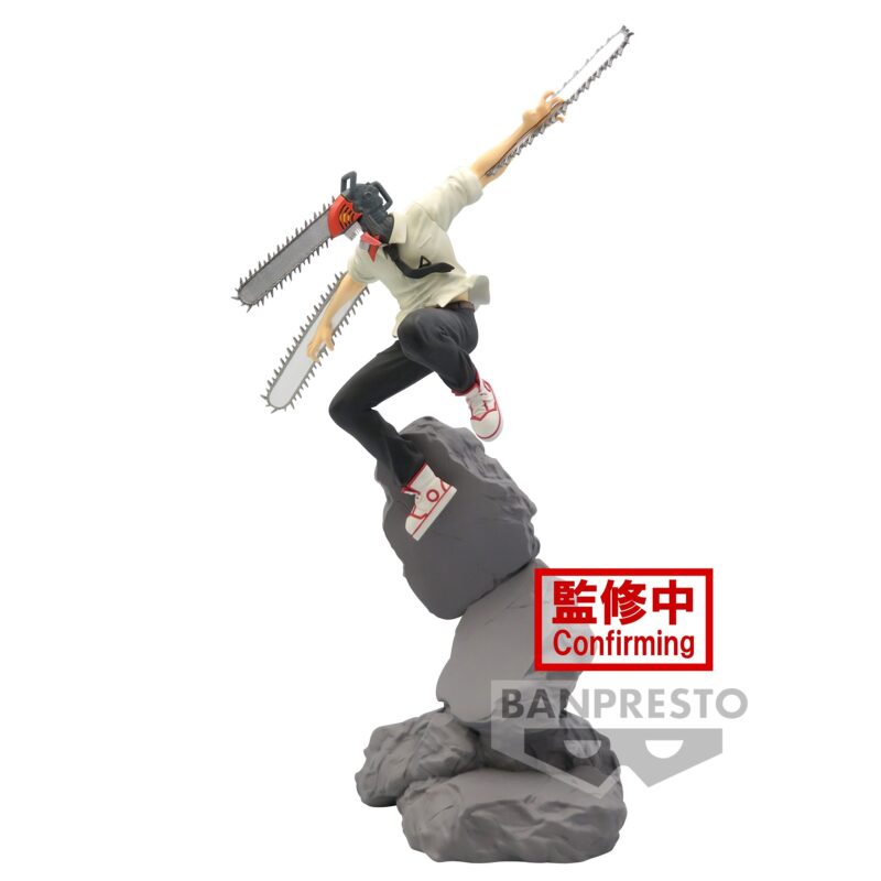 Vue 3/4 de face avec plan complet de la figurine de Chainsaw Man en chemise blanche, avec des lames de scie surgissant de la tête et des bras.