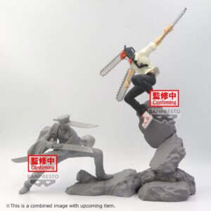 Vue 3/4 de face à mi-distance de la figurine de Denji de Chainsaw Man en chemise blanche, avec bras et tête de tronçonneuse.