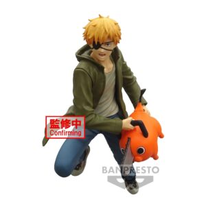 Vue 3/4 de face à mi-distance de la figurine de Denji de Chainsaw Man en veste verte, tenant Pochita.