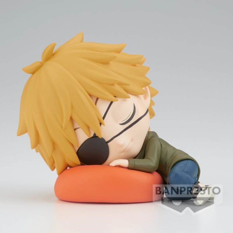 Vue 3/4 de face à mi-distance de la figurine Q Posket de Denji de Chainsaw Man en veste verte, portant un cache-œil.