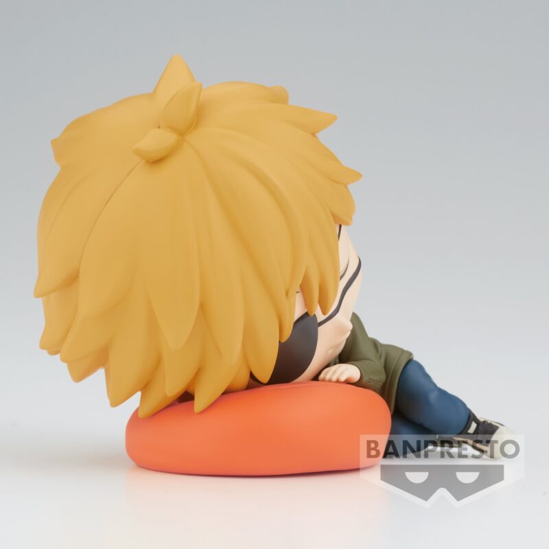 Vue 3/4 arrière en gros plan de la figurine Nendoroid de Denji de Chainsaw Man en veste verte, cheveux jaunes en piques.