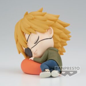 Vue 3/4 arrière à mi-distance de la figurine Q Posket de Denji de Chainsaw Man en veste verte, avec un cache-œil.