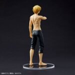 Vue 3/4 de dos à mi-distance de la figurine de Denji de Chainsaw Man, en pantalon noir déchiré, torse nu, en pose dynamique.