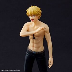 Vue 3/4 de face à mi-distance de la figurine de Denji de Chainsaw Man, torse nu avec pantalon noir et ceinture brune, posture confiante.