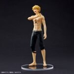 Vue 3/4 de face à pleine distance de la figurine de Denji de Chainsaw Man, torse nu avec un sourire, en pantalon noir.