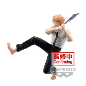 Vue 3/4 de face à mi-distance de la figurine de Denji de Chainsaw Man en uniforme scolaire, tenant une grande hache.