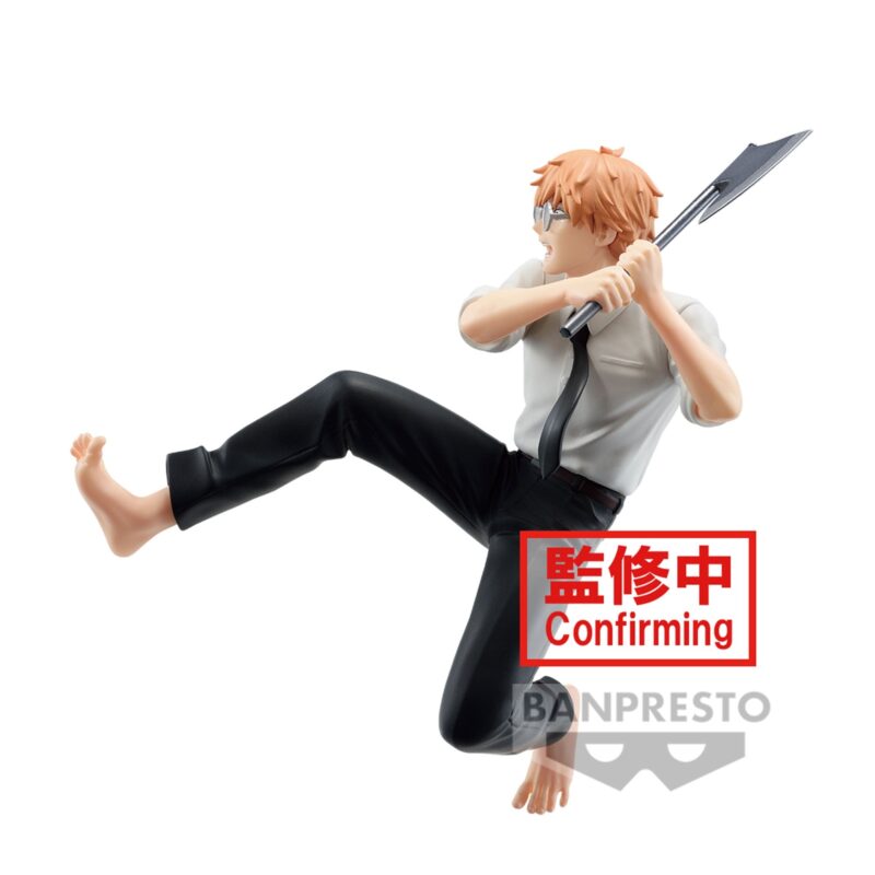 Vue 3/4 de face à mi-distance de la figurine de Denji de Chainsaw Man en uniforme scolaire, tenant une grande hache.