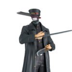 Vue 3/4 de face à mi-distance de la figurine d'un démon de Chainsaw Man en manteau noir, tenant des épées dans chaque main.