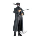 Vue de face avec plan rapproché moyen de la figurine de "Chainsaw Man" en manteau noir tenant deux grandes lames.