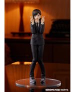 Vue de face avec plan rapproché moyen de la figurine Pop Up Parade de Kobeni Higashiyama de Chainsaw Man en costume sombre, avec les mains en signe de paix.