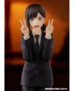 Vue 3/4 de face en gros plan de la figurine Pop Up Parade de Kobeni Higashiyama de Chainsaw Man en costume noir, faisant un signe de paix.