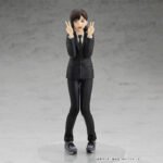 Vue de face avec plan en pied de la figurine Pop Up Parade de Kobeni Higashiyama de Chainsaw Man en costume noir, tenant un signe de paix.