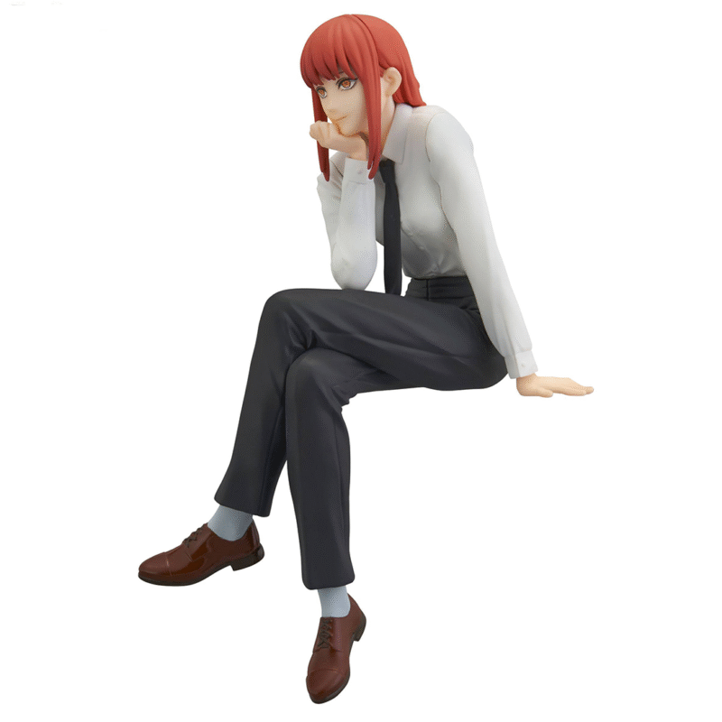 Vue 3/4 de face à mi-distance de la figurine de Makima de Chainsaw Man, en chemise blanche et cravate noire, assise.
