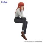 Vue 3/4 de profil à mi-distance de la figurine de Makima de Chainsaw Man, vêtue d'une chemise blanche et pantalon noir, assise en contemplant.