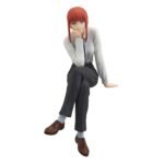 Vue 3/4 de face à mi-distance de la figurine noodle stopper de Makima de Chainsaw Man en chemise blanche, cheveux rouges.