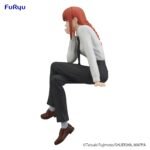 Vue de profil à mi-distance de la figurine de Makima de Chainsaw Man en tenue formelle, assise avec le menton posé sur une main.