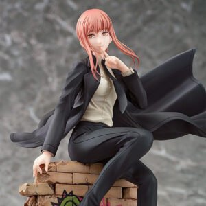 Vue 3/4 de face à mi-distance de la figurine de Makima de Chainsaw Man en costume noir, assise sur des briques.
