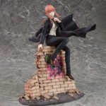 Vue 3/4 de face en plan moyen de la figurine de Makima de Chainsaw Man en costume noir, assise sur un mur en briques.