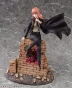 Vue 3/4 de face à mi-distance de la figurine de Makima de Chainsaw Man en costume noir, assise sur un mur en brique.