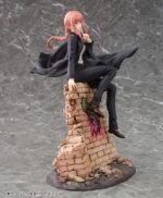 Vue 3/4 de face à mi-distance de la figurine de Makima de Chainsaw Man en costume noir, assise sur un mur en briques.