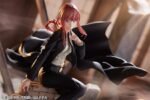 Vue 3/4 de face à mi-distance de la figurine de Makima de Chainsaw Man en costume noir, avec un manteau fluide.