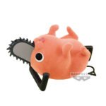 Vue 3/4 de face en plan rapproché moyen de la figurine en peluche de Pochita de Chainsaw Man, avec scie sur la tête.