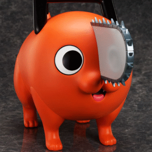 Vue de face avec plan rapproché moyen de la figurine de Pochita de Chainsaw Man, créature orange avec une tronçonneuse sur la tête.