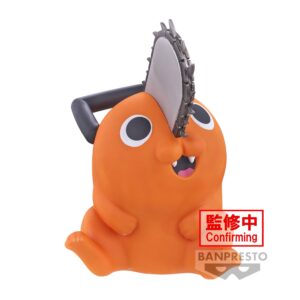 Vue 3/4 de face à mi-distance de la figurine de Pochita de Chainsaw Man, assis avec une scie circulaire sur le visage.