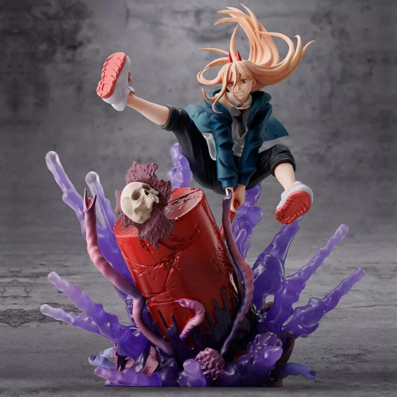 Vue 3/4 de face à mi-distance de la figurine de Power de Chainsaw Man en tenue décontractée, avec une expression déterminée, interagissant avec une grande structure rouge.