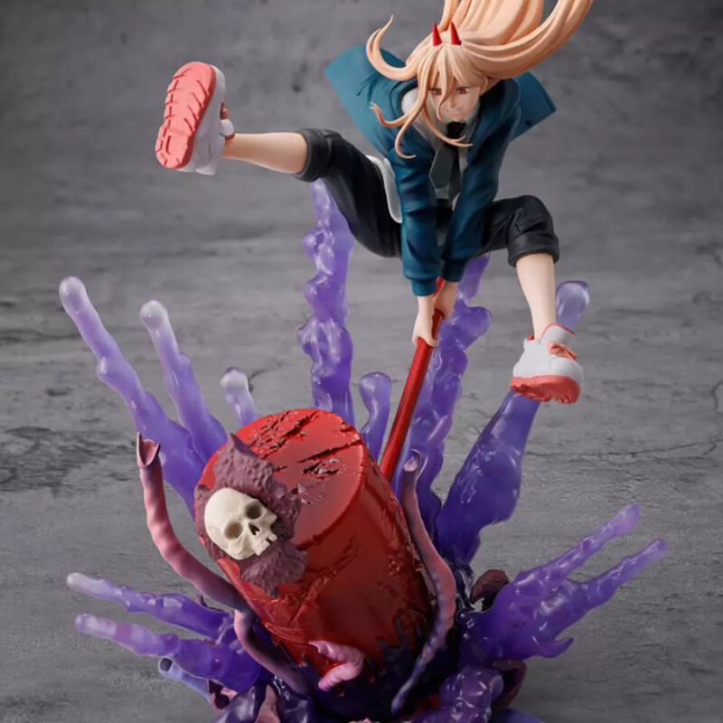 Vue dynamique à mi-distance de la figurine de Power de Chainsaw Man en veste sombre, tenant un grand marteau rouge avec des tentacules.