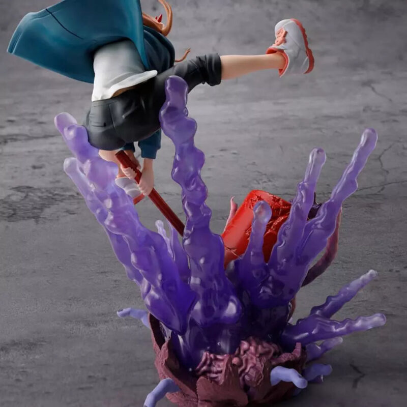 Vue diagonale en plan moyen de la figurine de Power de Chainsaw Man en veste verte, tenant une arme, avec base violette.