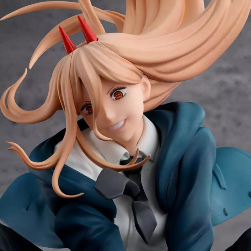 Vue 3/4 de face en gros plan de la figurine de Power de Chainsaw Man en uniforme scolaire, avec des cornes rouges.